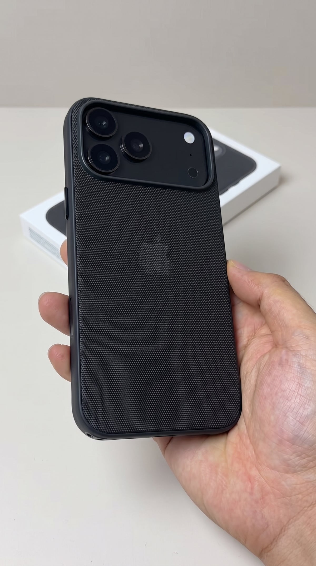 Capinha Tech Woven Magsafe (iPhone 18 e 17)