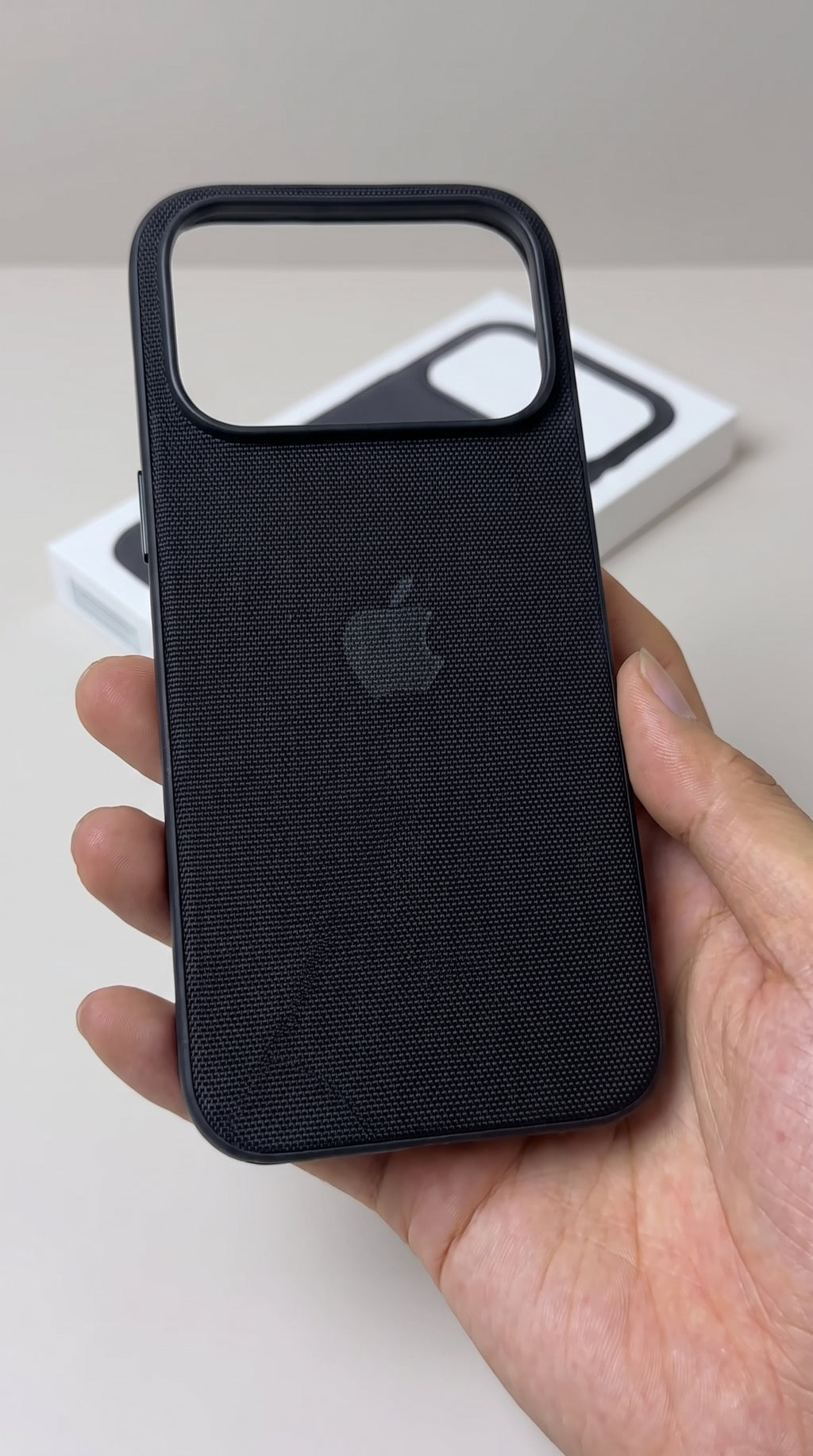 Capinha Tech Woven Magsafe (iPhone 18 e 17)