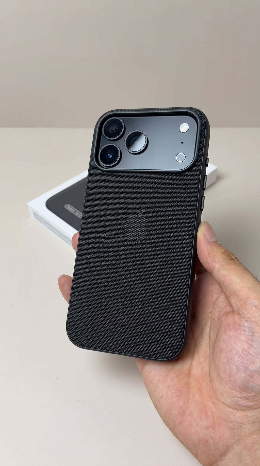 Capinha Tech Woven Magsafe (iPhone 18 e 17)